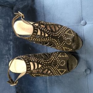 Vince Camuto 5" black suede gold studded heels sz 11